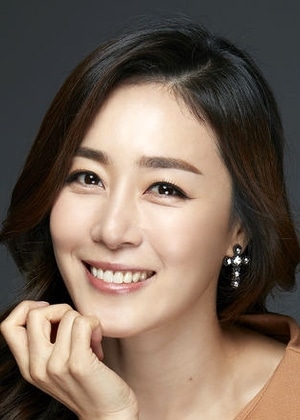 Shim Myung Yeo [Hae Won's aunt / novelist]